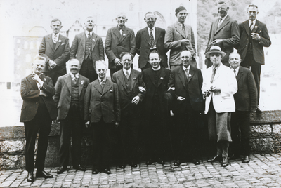 876192 Groepsportret van leden van het koor 'Cantemus Domino' van de St.-Augustinuskerk (Oudegracht 69) te Utrecht, ...